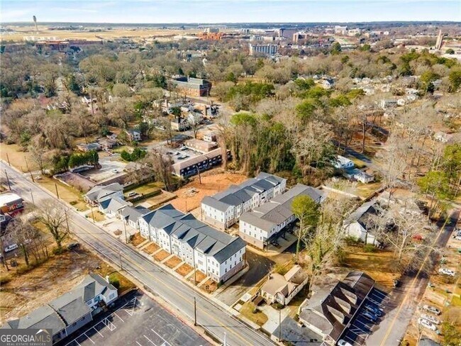 Building Photo - 3165 Dogwood Dr