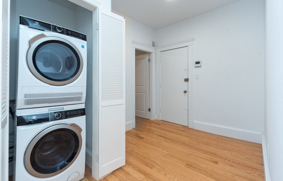 Building Photo - 61 Park Dr