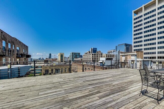 Building Photo - 420 S Clinton St