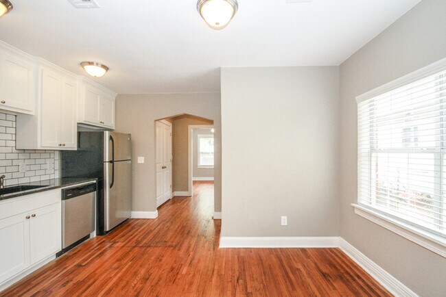 Building Photo - Charming Duplex 1/1 Duplex With Storage!