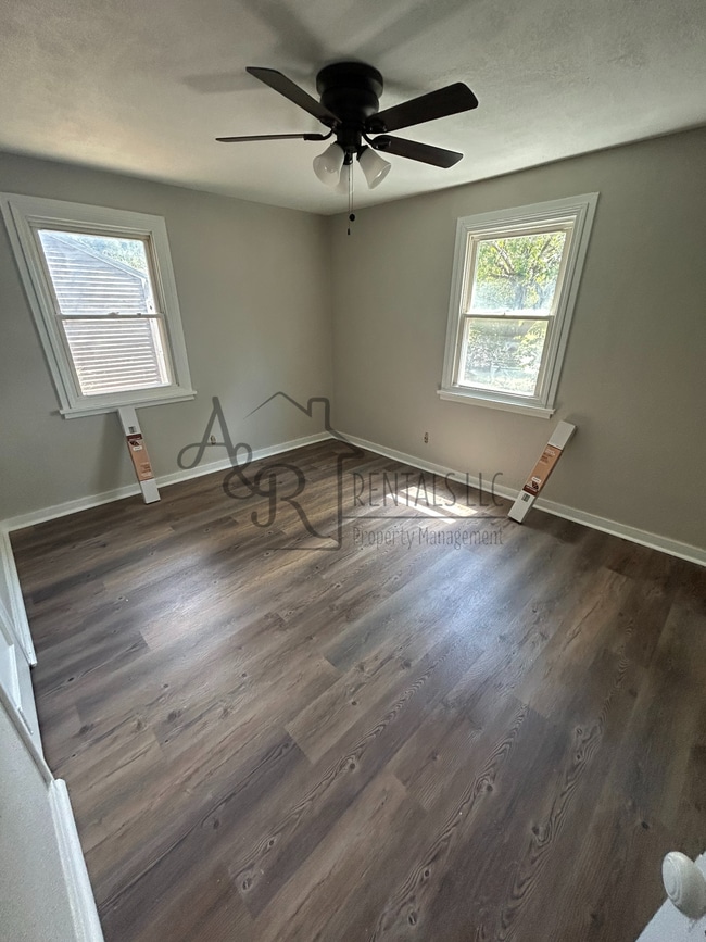 Building Photo - 484 Fieldcrest Dr