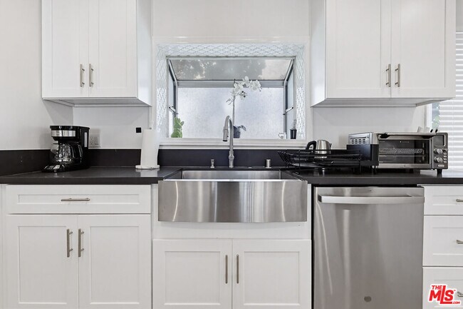 Building Photo - 9209 Paramount Blvd