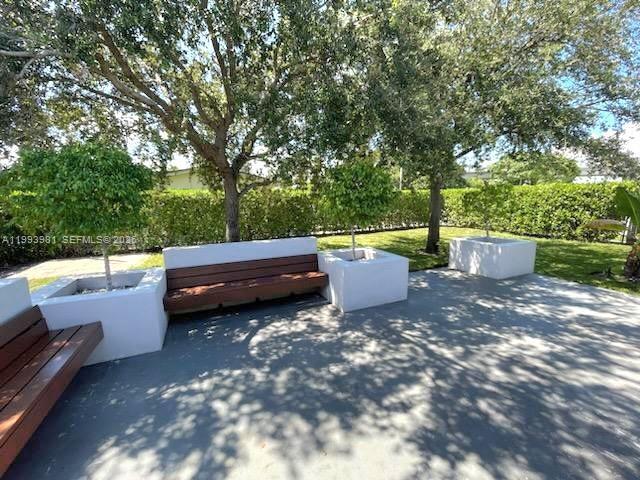 Building Photo - 2290 E 6th Ave