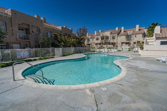 Building Photo - Beautiful 3-Bedroom Corner-Lot Condo in the Palisades of Stevenson Ranch!