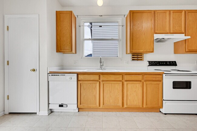 Building Photo - $2,100.00 - 3 Beds, 2 Baths, Single Family...