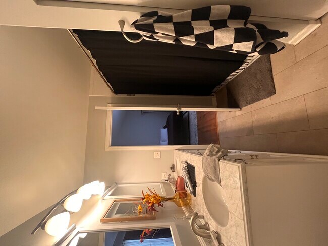 Building Photo - 610 Lakeridge Ct