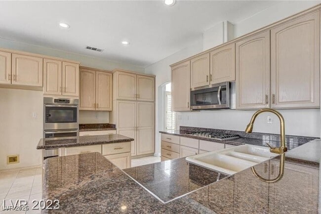 Building Photo - 1842 Bogey Way
