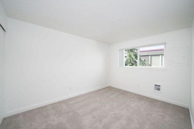 Building Photo - Spacious 2x1 unit with 1st month free! Only $1395