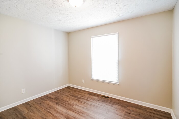 Building Photo - 1047 E Monica Dr
