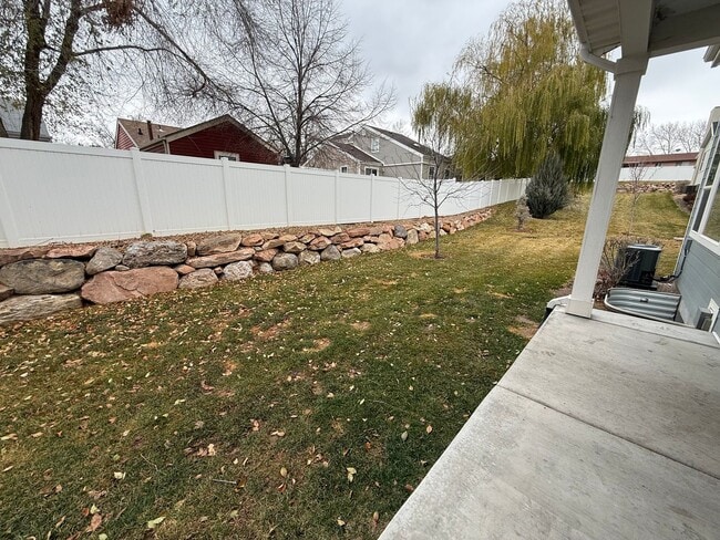 Building Photo - Beautiful SLC Town Home Available Now