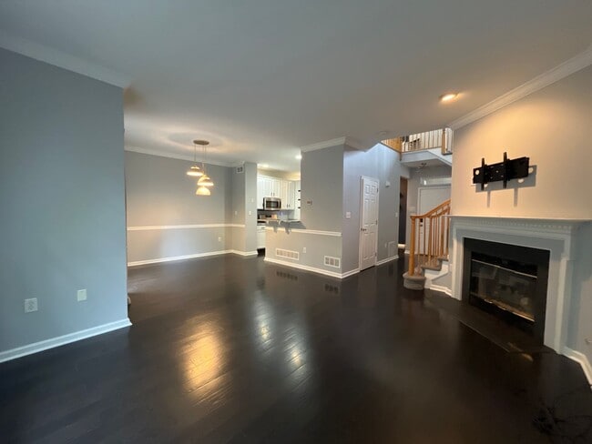 Building Photo - Spacious 3-bedroom, 2.5-bath home in South...