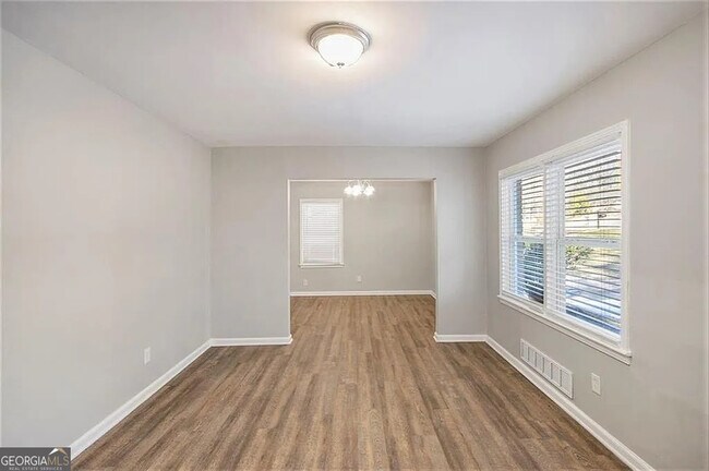 Building Photo - 2077 Rosewood Rd