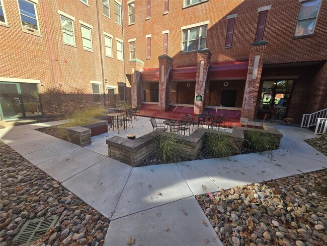 Building Photo - 900 Market St