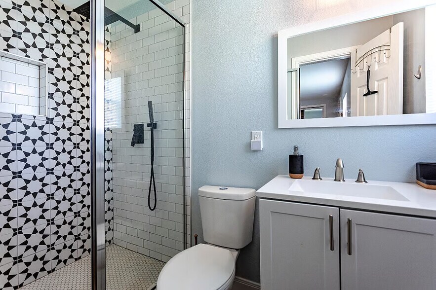 Building Photo - 3415 Shelby Ave