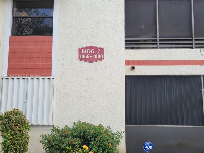 Building Photo - 1078 N Hiatus Rd