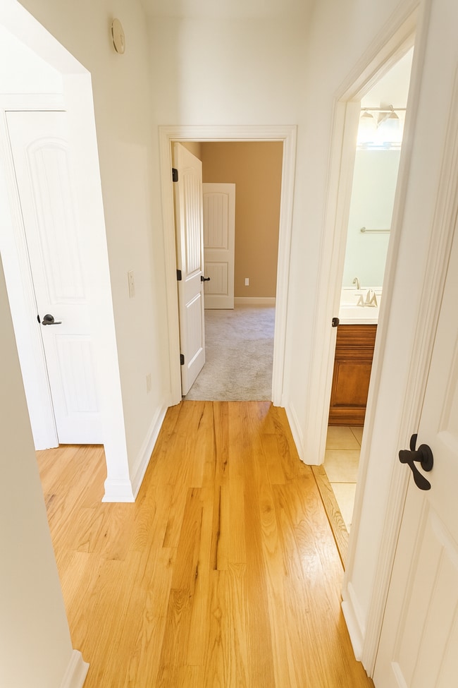 Building Photo - 736 River N Blvd