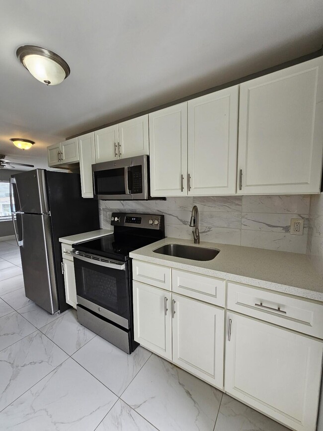 Building Photo - 933 W 7th St