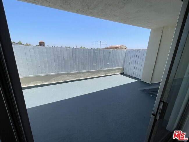 Building Photo - 205 S Elm Dr