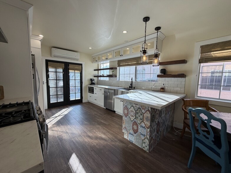 Building Photo - 2120 Laverna Ave