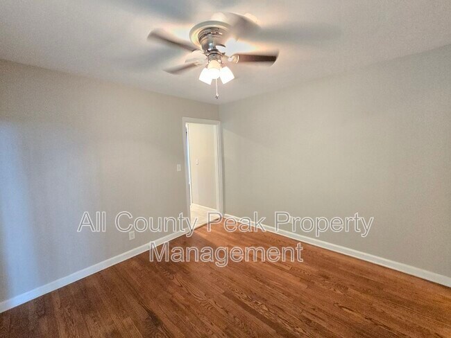 Building Photo - 3934 Kensington Dr