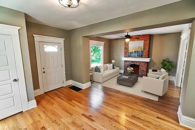 Building Photo - 5 BEDROOMS + 2.5 BATHROOMS + 3 FREE OFF-STREET Parking Spaces SINGLE FAMILY HOUSE!  Available Aug...