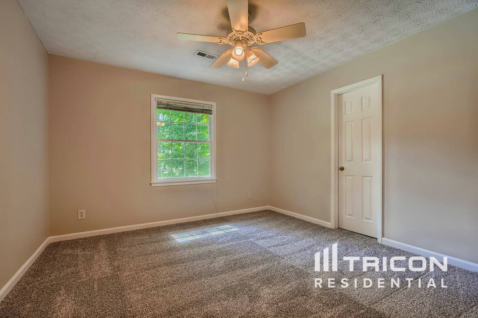 Building Photo - 305 Woodsong Dr