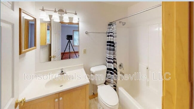 Building Photo - 203 W Jordan St