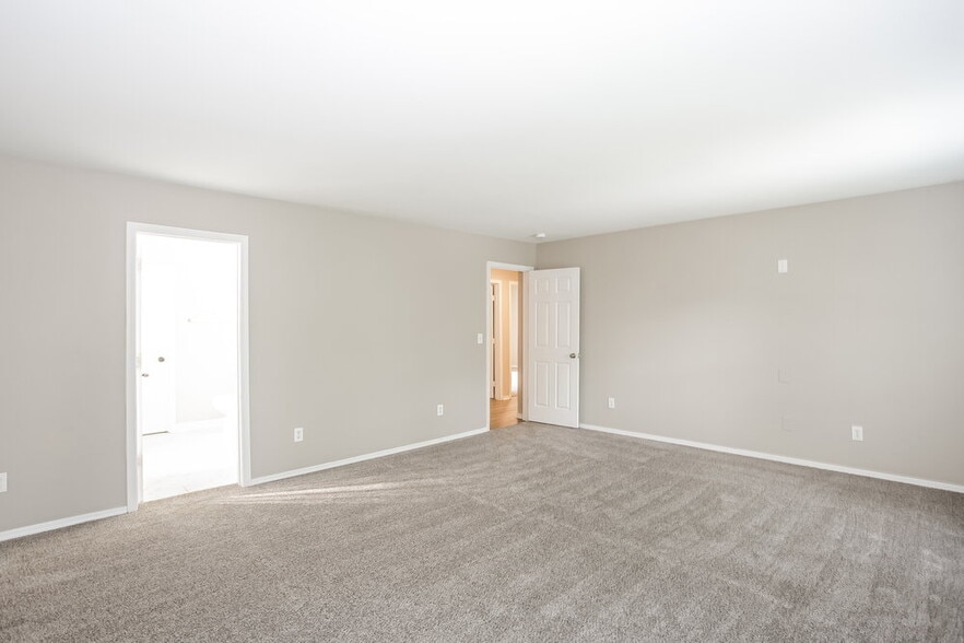 Building Photo - 4024 Larkhaven Village Dr
