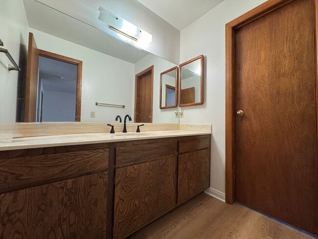 Building Photo - Spacious Central Ventura Home