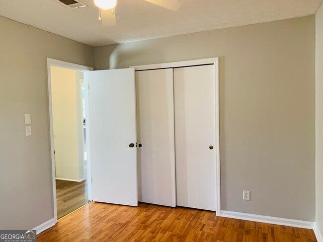 Building Photo - 208 Laurel Ln