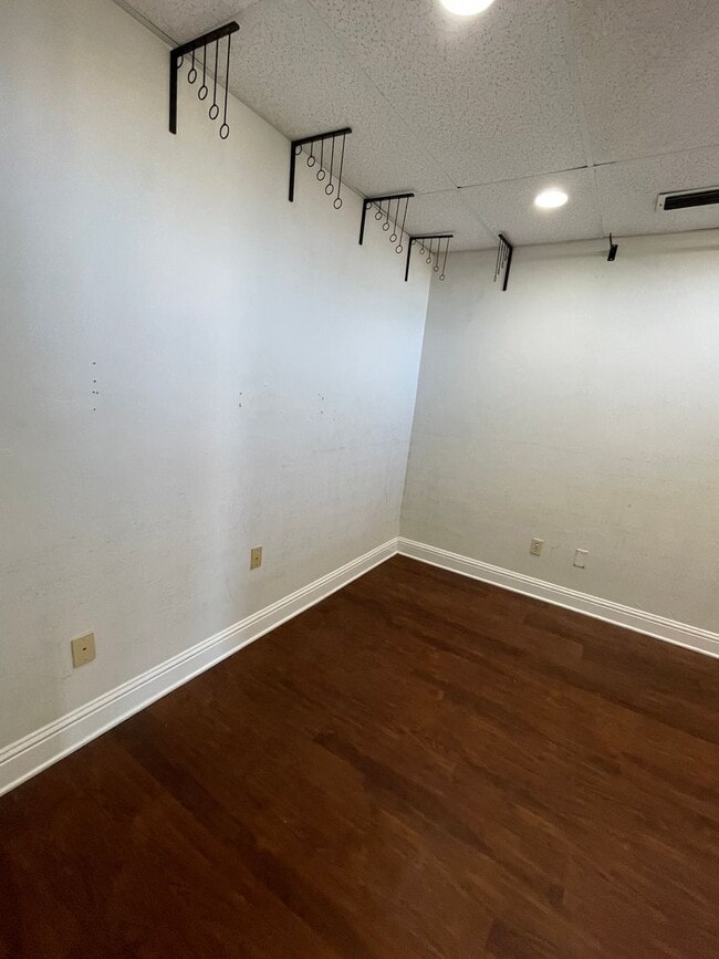 Building Photo - Gorgeous Commercial Unit off of North Market!