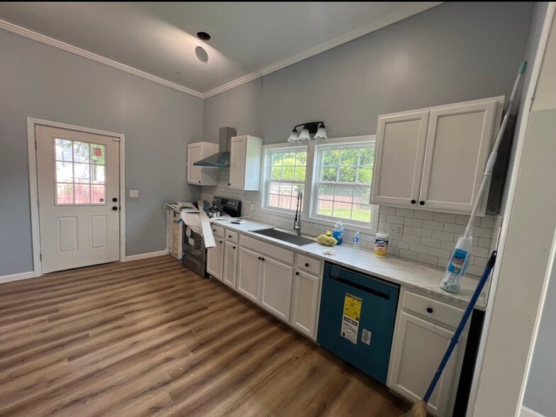 Building Photo - 400 McIver St