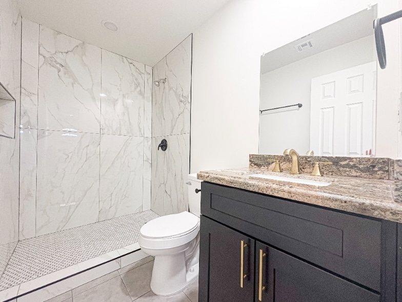 Building Photo - 458 S Mulberry