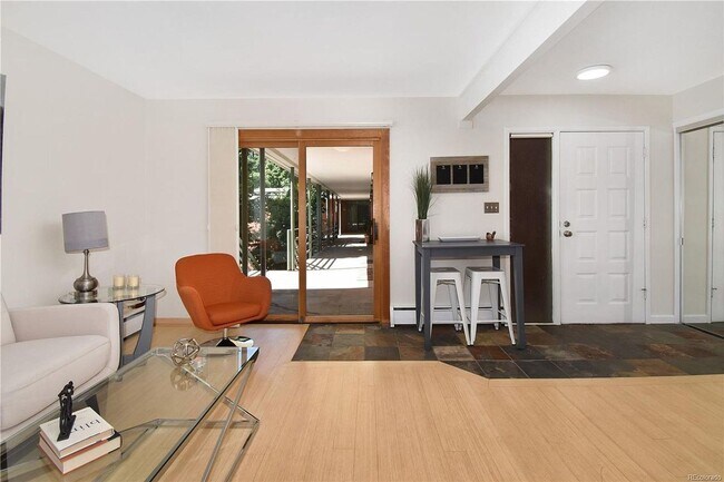 Building Photo - HIGHLY DESIRABLE West Pearl 2 Bed 1 Bath Top Floor Condo-Available August 5th!