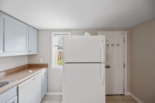 Building Photo - CHARMING 3 BEDROOM 1 BATH NEAR LITTLE CREEK & SHORE DR