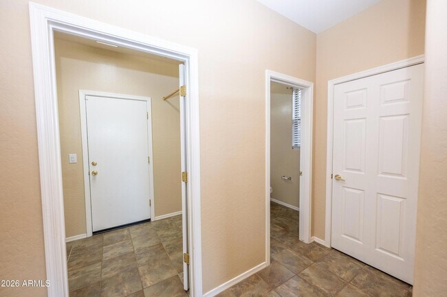 Building Photo - 2023 W Shackleton Dr