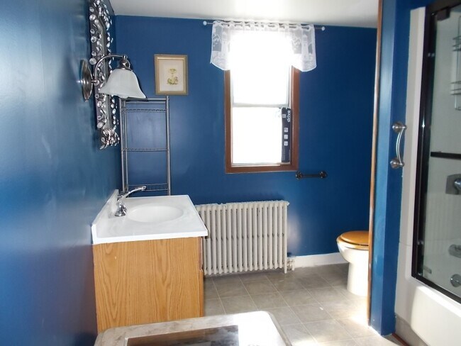 Building Photo - 628 Center St