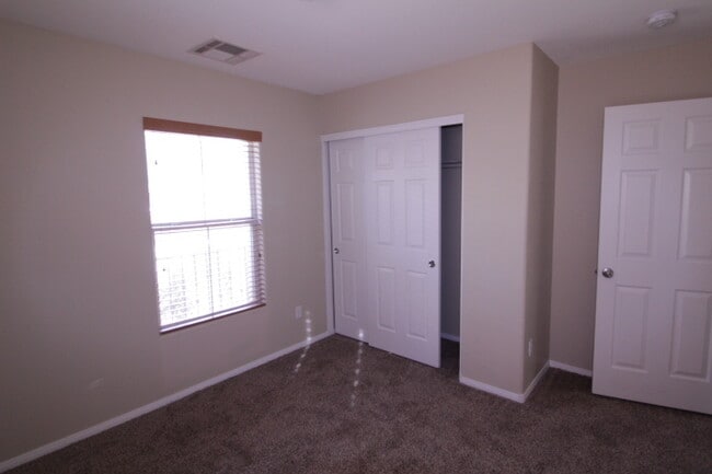 Building Photo - 6709 N Bluebell Garden St