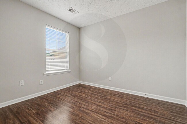 Building Photo - Must See 3BR/2.5BA Home in East Point!