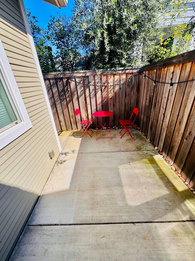 Building Photo - Charming Folsom ADU Available Now!