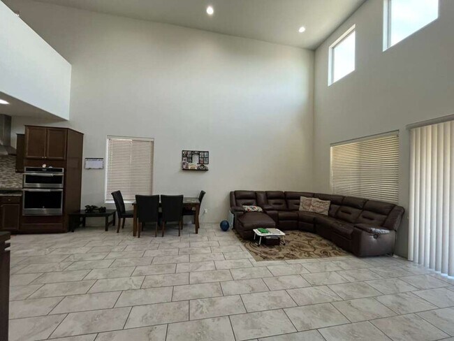 Building Photo - Gorgeous 4 Bed 3.5 Bath Peoria home with EV charging