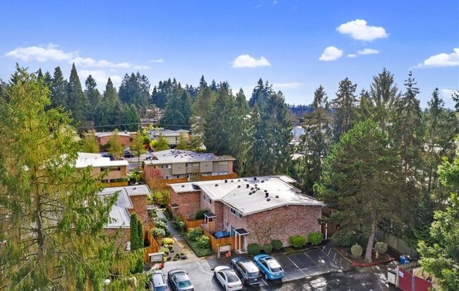Building Photo - 3 Bed, 1.5 Bath, Remodeled Townhome is Ava...