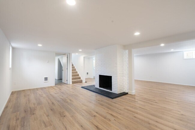 Building Photo - Beautiful 4 bedroom, 2 bathroom home in Lents Neighborhood!