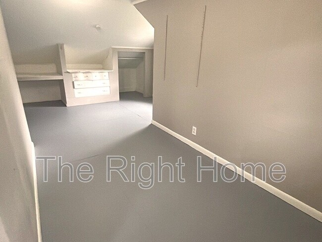 Building Photo - 8334 Izard St