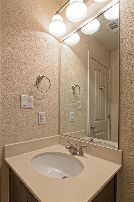 Building Photo - 713 Hedgewood Dr