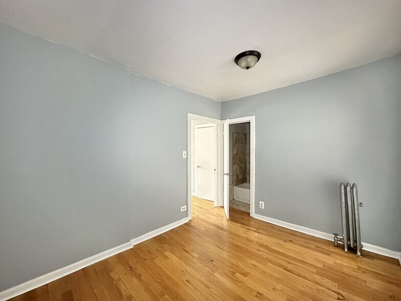 Building Photo - 5662 N Ridge Ave