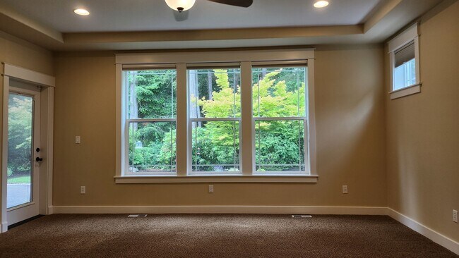 Building Photo - Beautiful Campus Glen 4-Bedroom!
