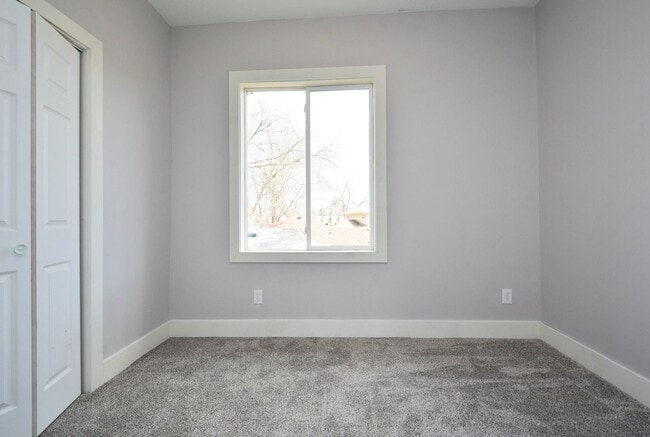 Building Photo - 294 Winifred St E