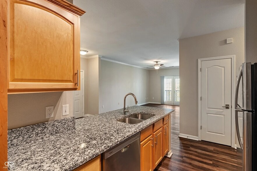 Kitchen & Bar - 12833 Tradd St