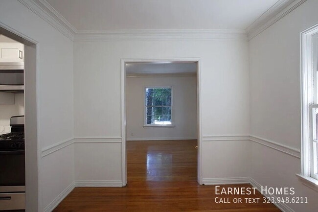 Building Photo - 127 N Doheny Dr